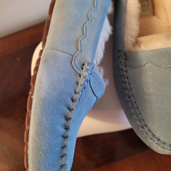 💕💕Ugg scalloped moccasins - Picture 3 of 4